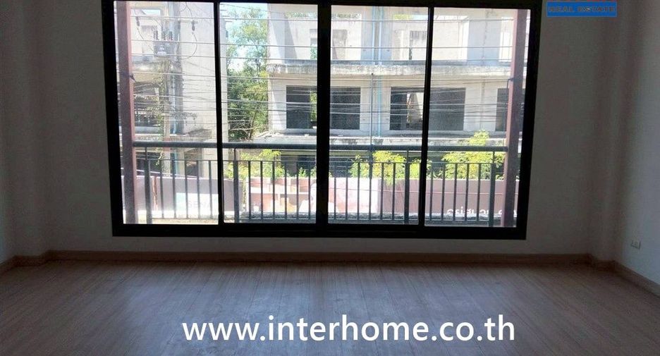 For sale 4 bedrooms retail Space in Bang Pakong, Chachoengsao