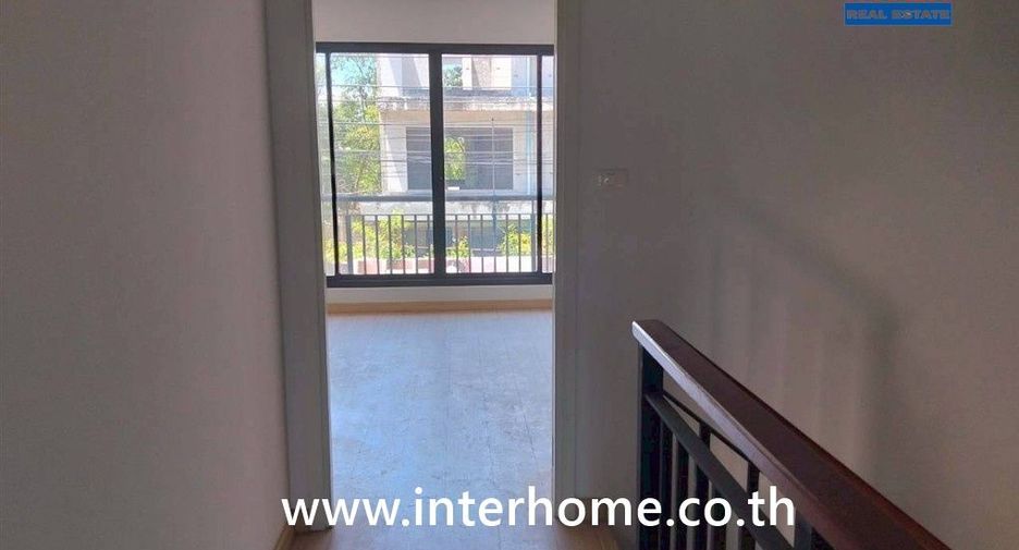 For sale 4 bedrooms retail Space in Bang Pakong, Chachoengsao