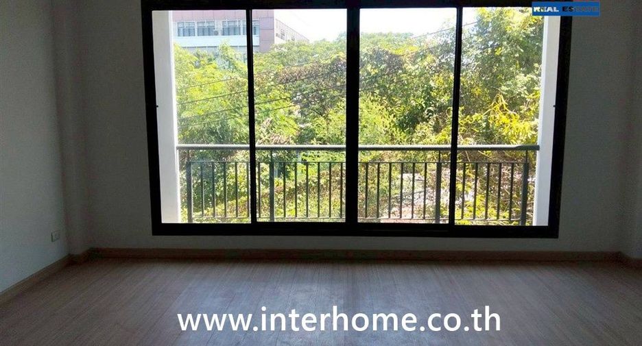 For sale 4 bedrooms retail Space in Bang Pakong, Chachoengsao