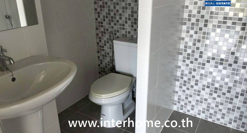 For sale 4 bedrooms retail Space in Bang Pakong, Chachoengsao