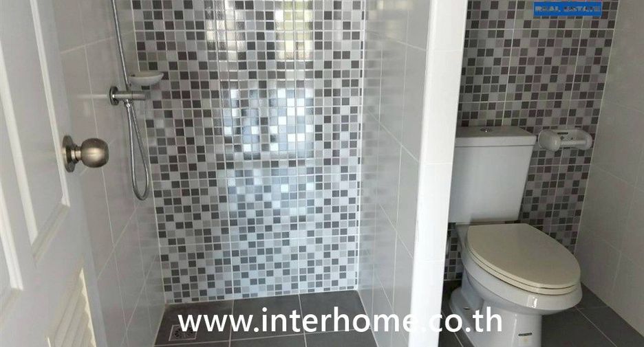For sale 4 bedrooms retail Space in Bang Pakong, Chachoengsao