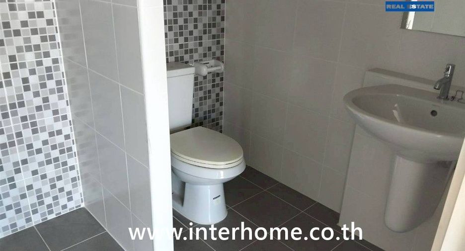 For sale 4 bedrooms retail Space in Bang Pakong, Chachoengsao