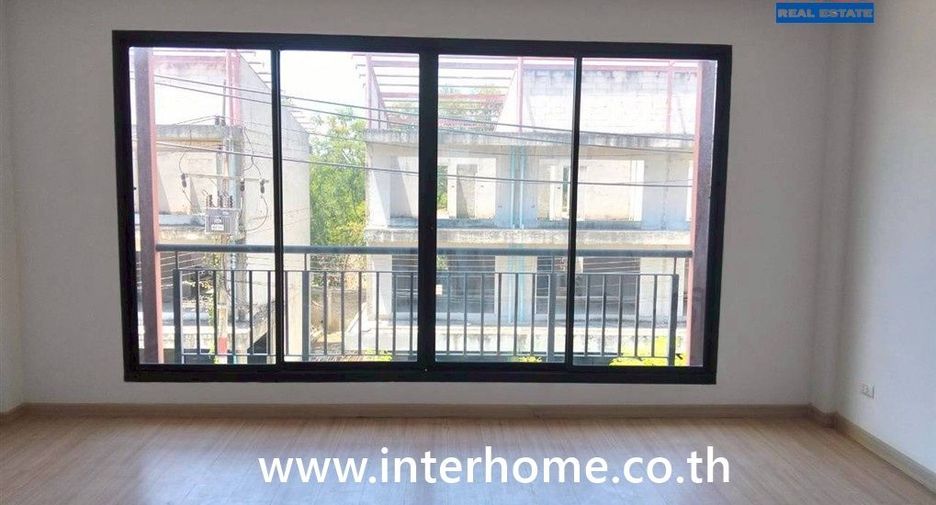 For sale 4 bedrooms retail Space in Bang Pakong, Chachoengsao