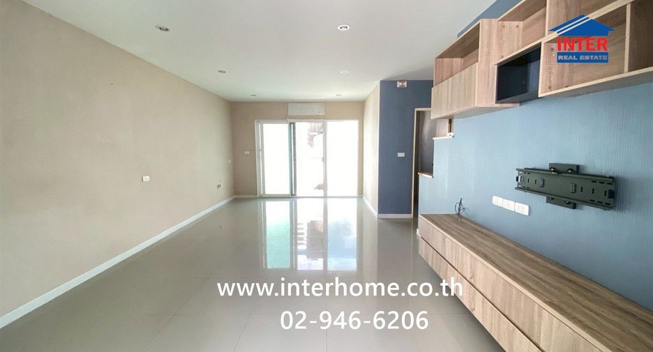 For sale 3 bedrooms townhouse in Krathum Baen, Samut Sakhon
