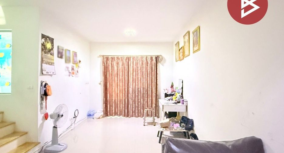 Casa adosada en venta de 3 habitaciones en Sam Phran, Nakhon Pathom