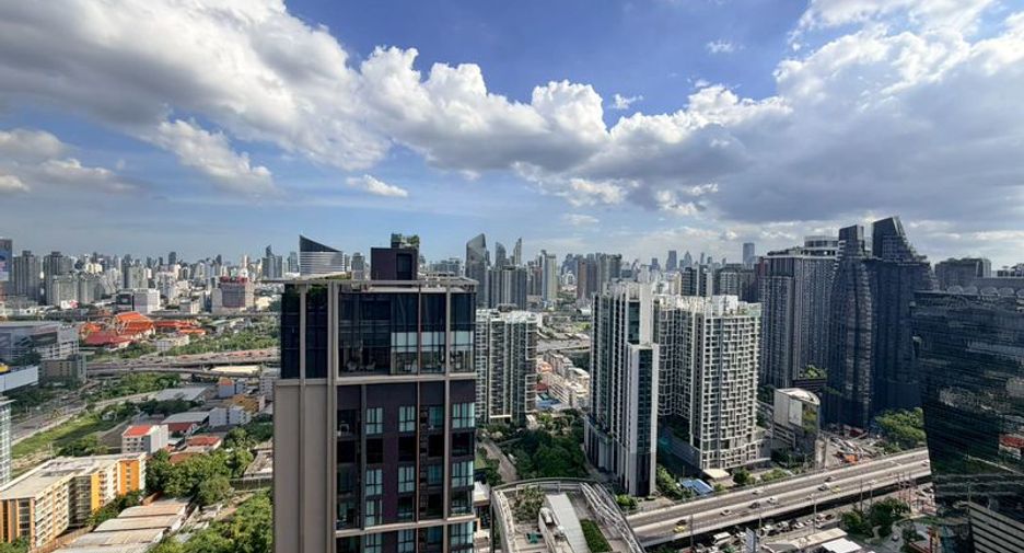 Condo en alquiler de 2 habitaciones en Huai Khwang, Bangkok