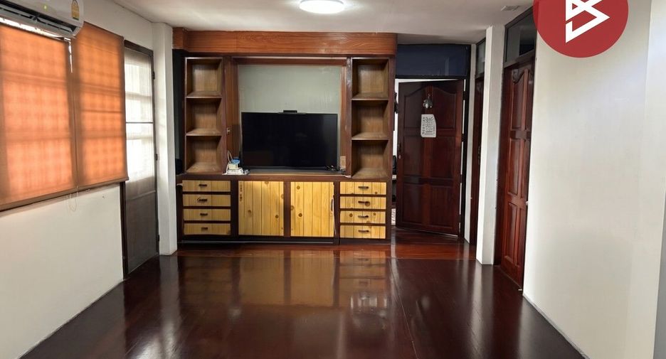 Casa en venta de 4 habitaciones en Huai Khwang, Bangkok