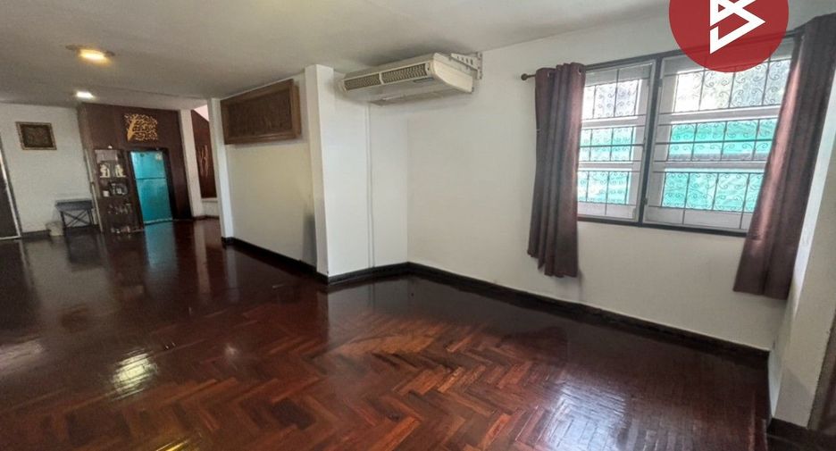 Casa en venta de 4 habitaciones en Huai Khwang, Bangkok