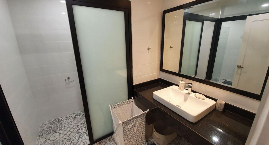 For rent 3 bedrooms condo in Phra Khanong, Bangkok