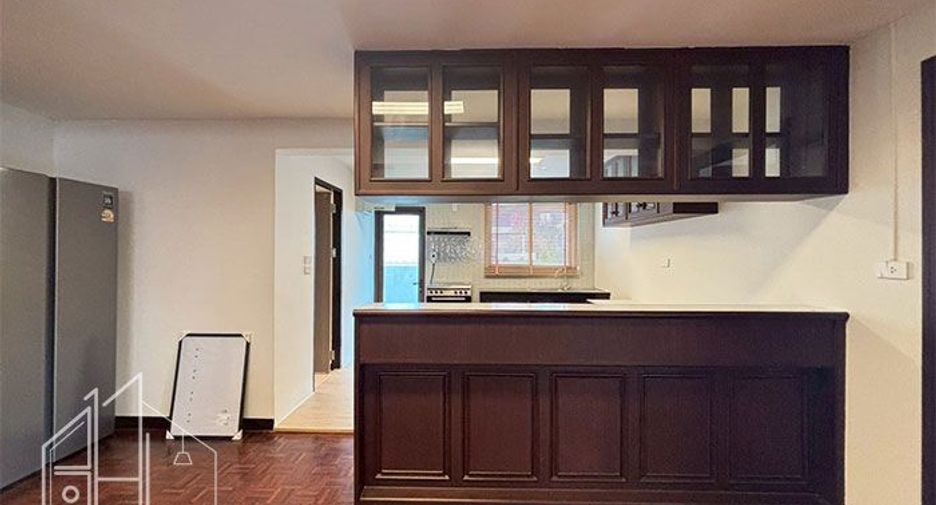 For rent 3 bedrooms apartment in Khlong Toei, Bangkok