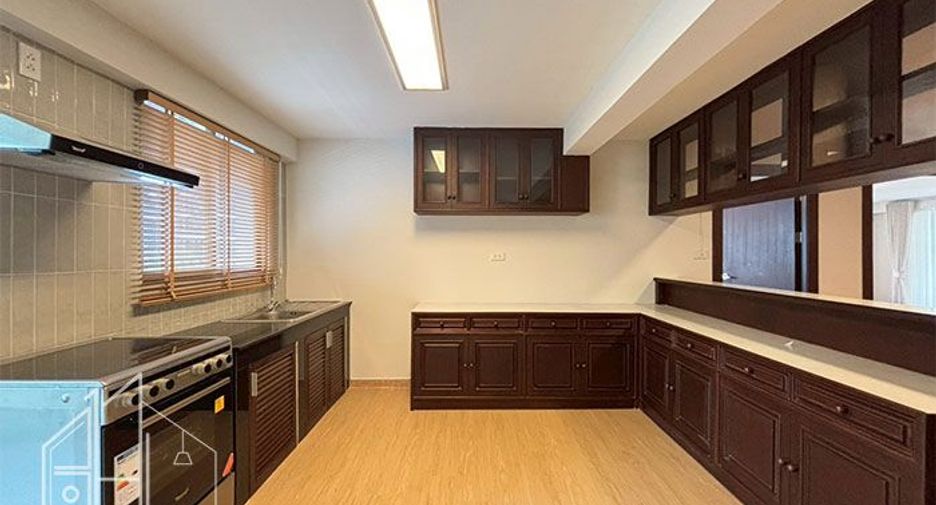 For rent 3 bedrooms apartment in Khlong Toei, Bangkok