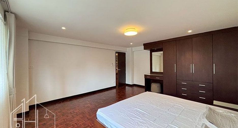 For rent 3 bedrooms apartment in Khlong Toei, Bangkok