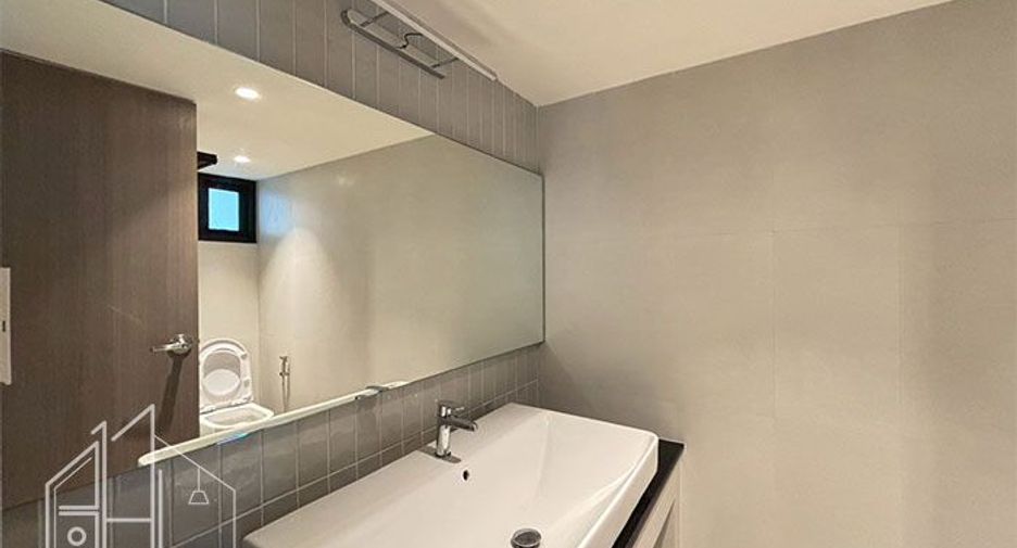 For rent 3 bedrooms apartment in Khlong Toei, Bangkok