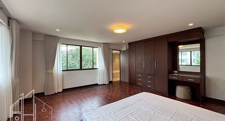 For rent 3 bedrooms apartment in Khlong Toei, Bangkok