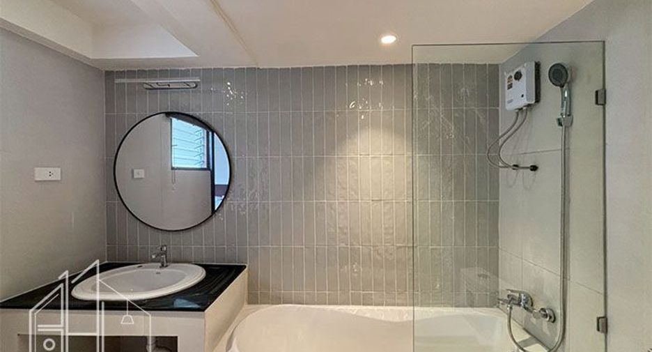 For rent 3 bedrooms apartment in Khlong Toei, Bangkok