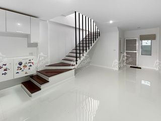 Casa adosada en venta de 3 habitaciones en Pak Kret, Nonthaburi