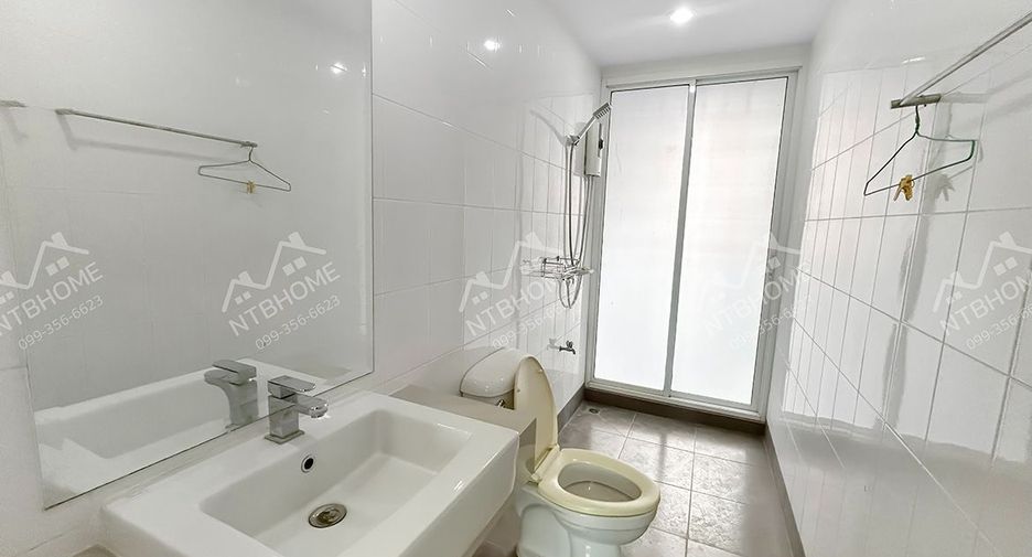 Casa adosada en venta de 3 habitaciones en Pak Kret, Nonthaburi