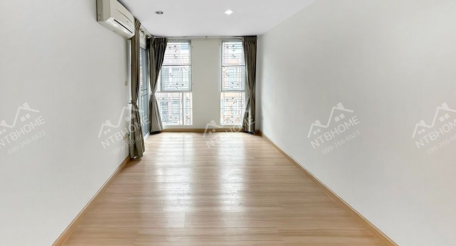 Casa adosada en venta de 3 habitaciones en Pak Kret, Nonthaburi