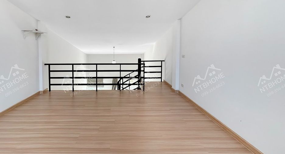 Casa adosada en venta de 3 habitaciones en Pak Kret, Nonthaburi