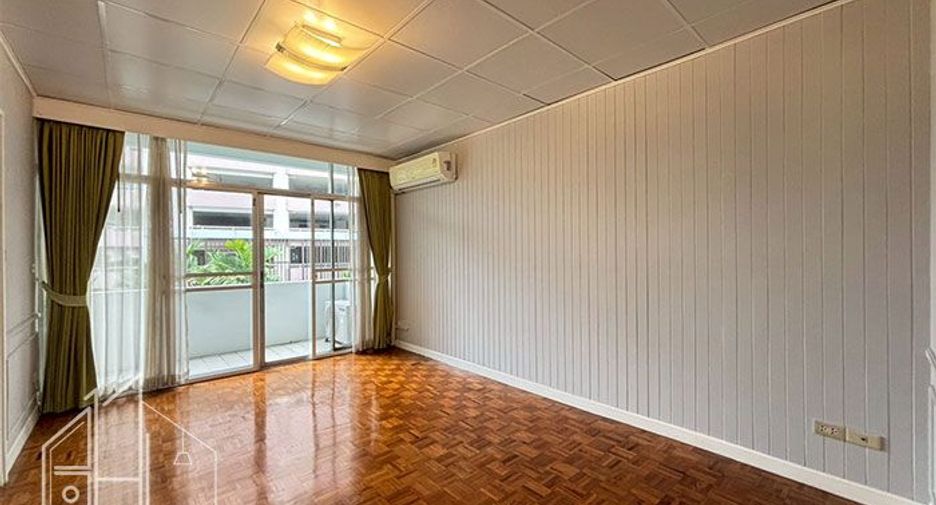 For rent 4 bedrooms condo in Watthana, Bangkok