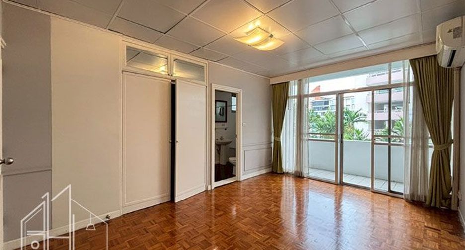 For rent 4 bedrooms condo in Watthana, Bangkok