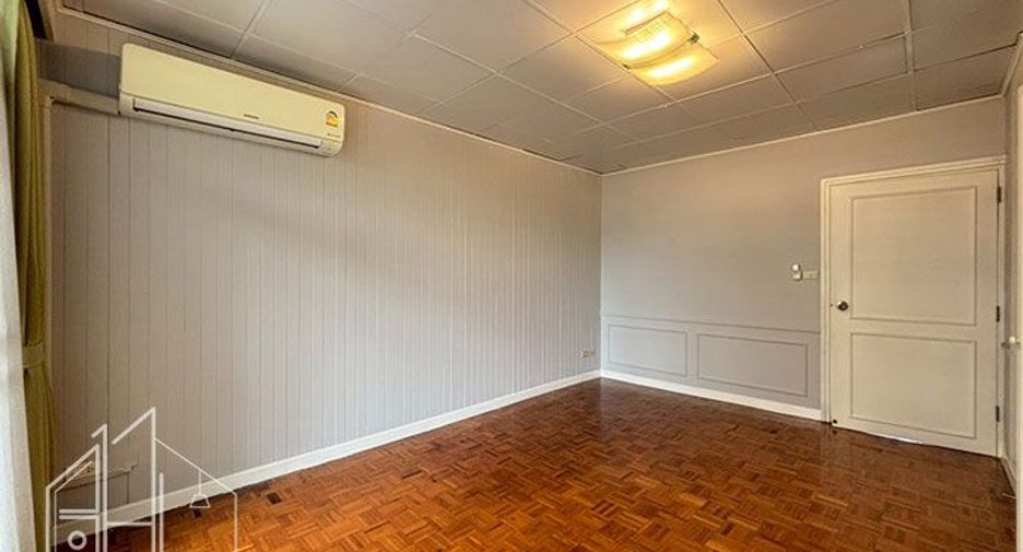 For rent 4 bedrooms condo in Watthana, Bangkok