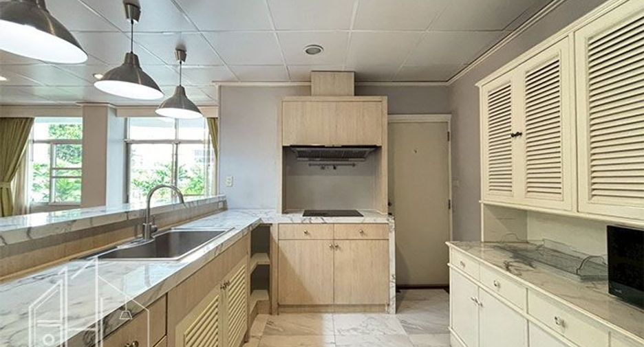 For rent 4 bedrooms condo in Watthana, Bangkok