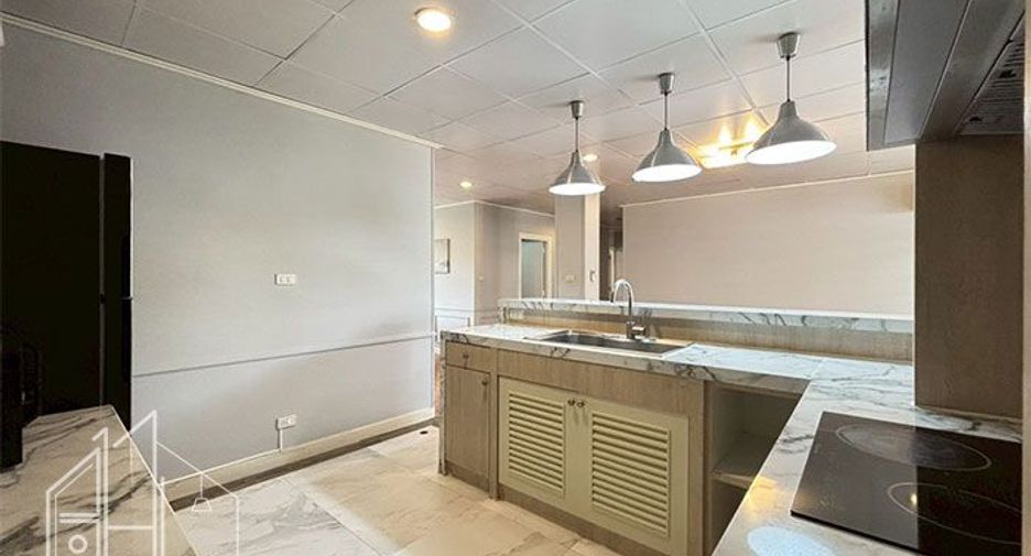 For rent 4 bedrooms condo in Watthana, Bangkok