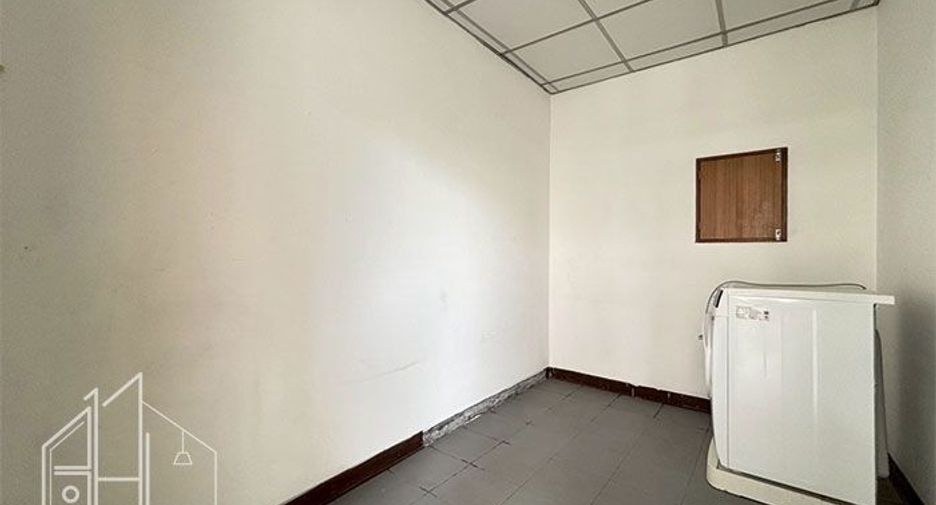 For rent 4 bedrooms condo in Watthana, Bangkok