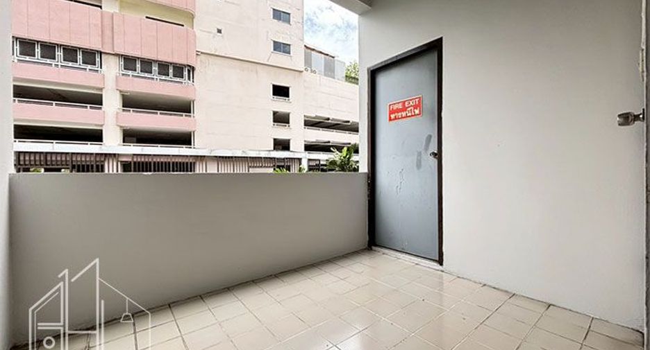 For rent 4 bedrooms condo in Watthana, Bangkok