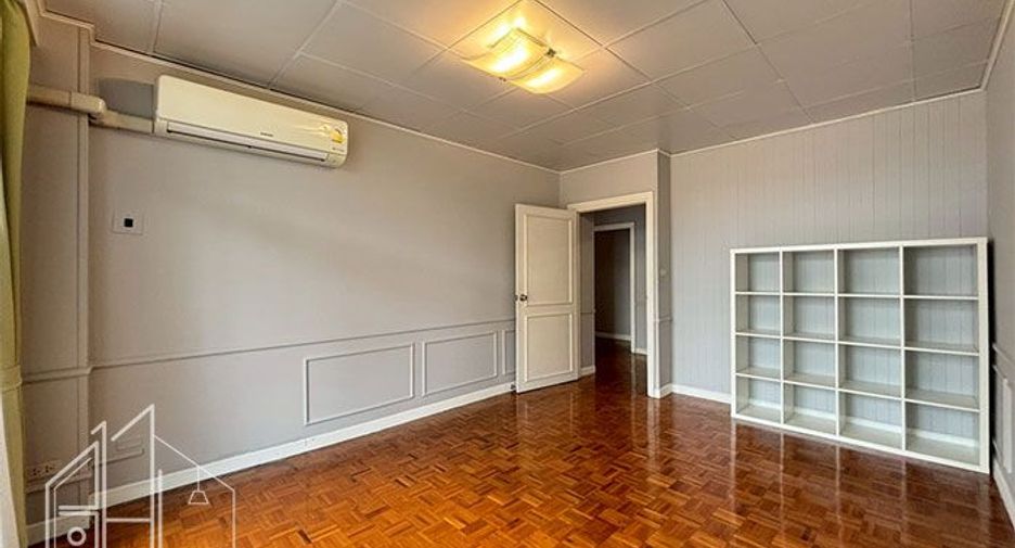 For rent 4 bedrooms condo in Watthana, Bangkok