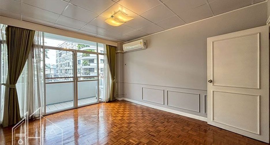 For rent 4 bedrooms condo in Watthana, Bangkok