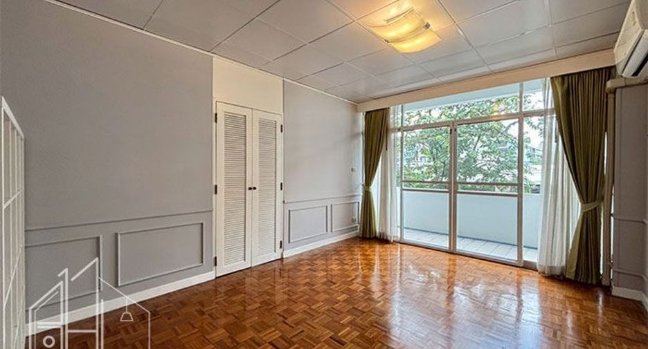 For rent 4 bedrooms condo in Watthana, Bangkok