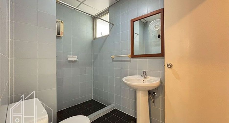 For rent 4 bedrooms condo in Watthana, Bangkok