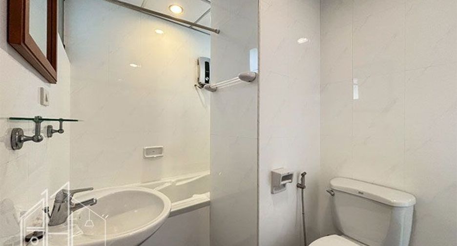 For rent 4 bedrooms condo in Watthana, Bangkok