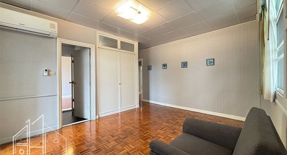 For rent 4 bedrooms condo in Watthana, Bangkok