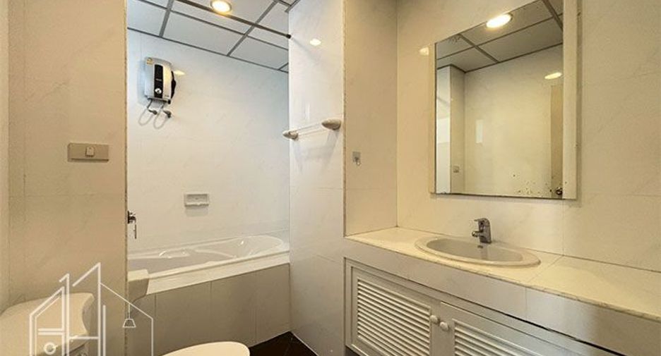 For rent 4 bedrooms condo in Watthana, Bangkok