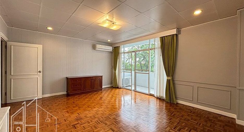 For rent 4 bedrooms condo in Watthana, Bangkok