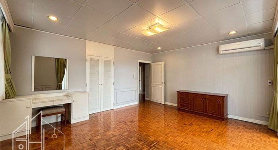 For rent 4 bedrooms condo in Watthana, Bangkok