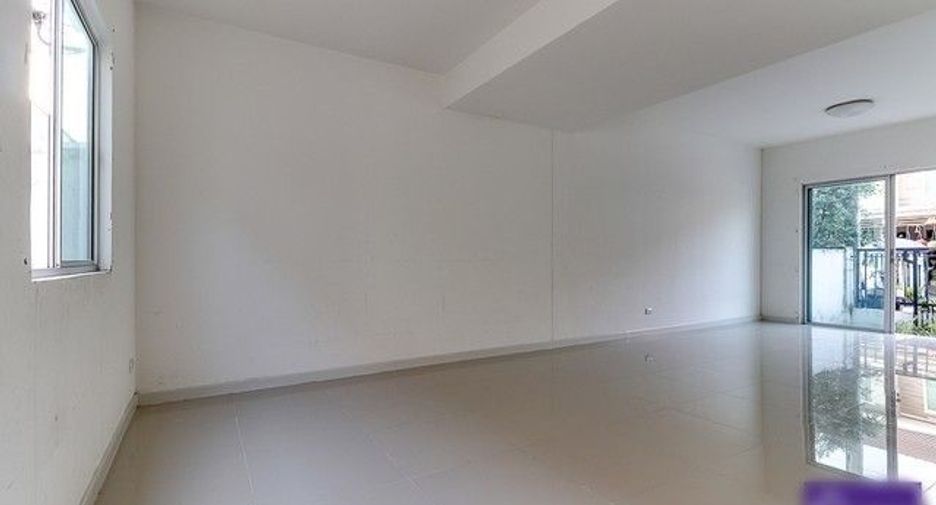 For sale 3 bedrooms townhouse in Khlong Sam Wa, Bangkok