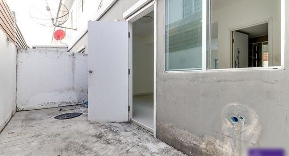 For sale 3 bedrooms townhouse in Khlong Sam Wa, Bangkok