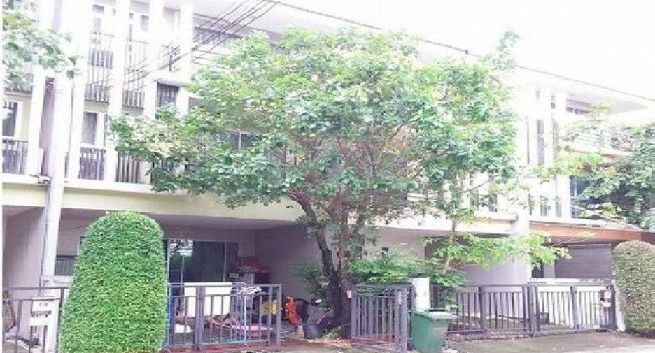 À vendre 3 chambres maison de ville à Bang Khun Thian, Bangkok