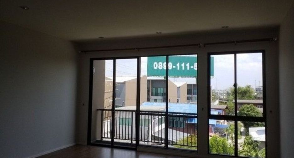 For sale 3 bedrooms townhouse in Saphan Sung, Bangkok