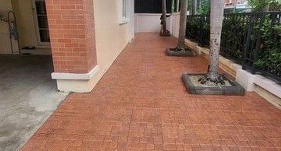 For rent 3 bedrooms house in Bang Kapi, Bangkok