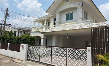 À louer 4 chambres maison à Bang Kapi, Bangkok