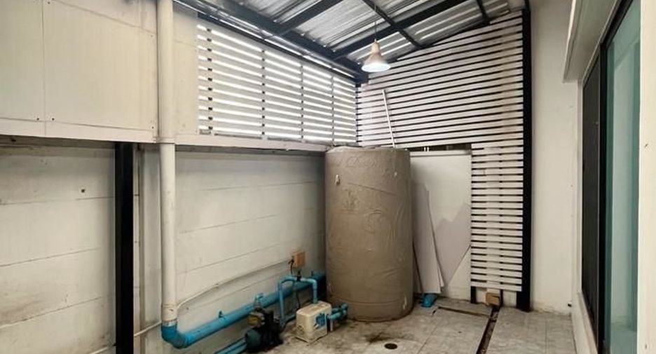 For rent 4 bedrooms townhouse in Bang Phli, Samut Prakan