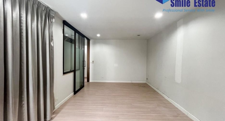 For rent 4 bedrooms townhouse in Bang Phli, Samut Prakan