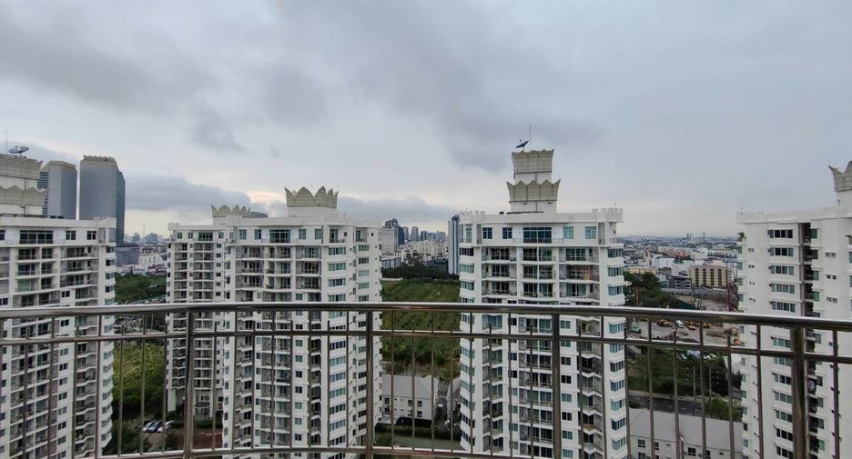 For rent 4 bedrooms condo in Huai Khwang, Bangkok