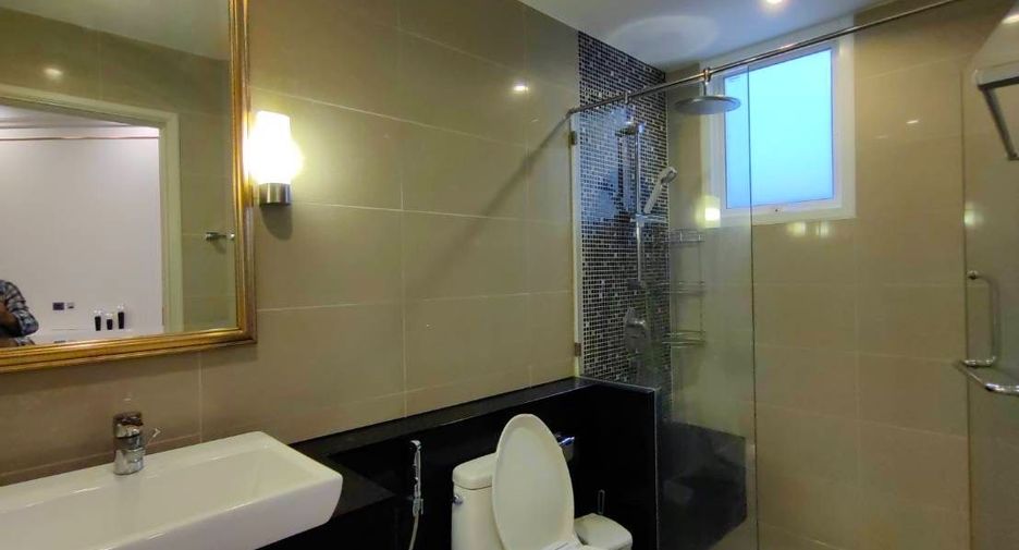 For rent 4 bedrooms condo in Huai Khwang, Bangkok