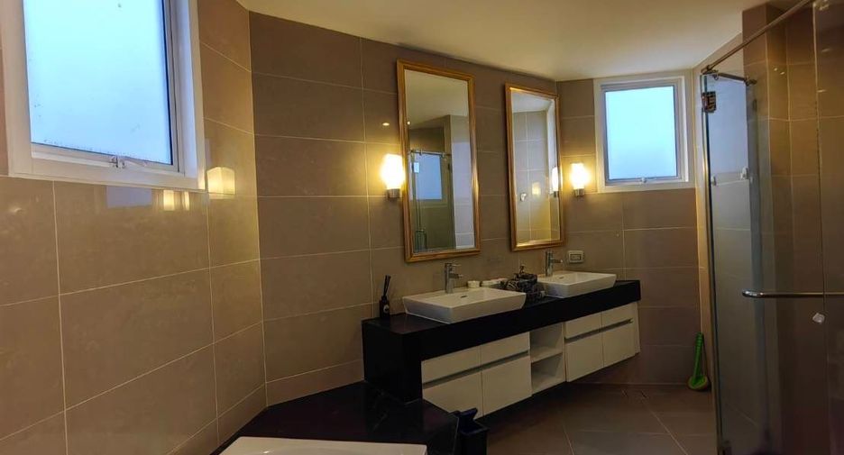 For rent 4 bedrooms condo in Huai Khwang, Bangkok